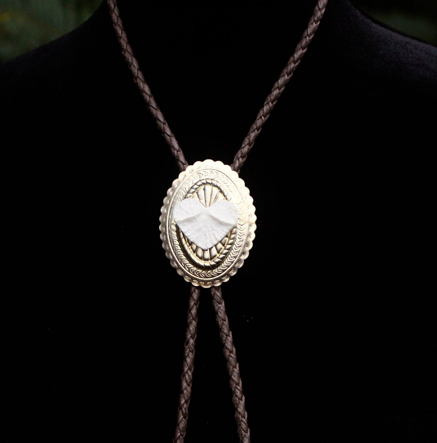 Vertebrae Cap Concho Bolo Tie
